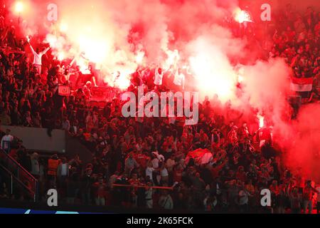 Paris, Frankreich. 11. Oktober 2022. Benfica-Fans Fußball/Fußball : Allgemeine Ansicht der Benfica-Fans feiern nach Joao Marios Tor während der UEFA Champions League Gruppenphase Matchday 4 Gruppe-H-Spiel zwischen Paris Saint-Germain 1-1 SL benfica im Parc des Princes in Paris, Frankreich . Quelle: Mutsu Kawamori/AFLO/Alamy Live News Stockfoto