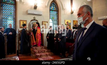 Izmir, Türkei, Türkei. 10. Oktober 2022. Der Ökumenische Patriarch Bartholomäus I. von Konstantinopel hat die Hagia Fotini Kirche in Izmir, Türkei, auf Einladung des Metropoliten Bartholomäus Samaras besucht. Bartholomäus I. amtierte bei der Sonntagsmesse der Kirche und segnete die überfüllte Gemeinschaft, zu der auch Menschen aus Griechenland, der Türkei, Russland und Rumänien gehörten. Bartholomäus I. ist der geistliche Führer der östlichen orthodoxen Christen weltweit. Seit dem 2. November 1991 ist er 270. Erzbischof von Konstantinopel und Ökumenischer Patriarch. Auch die griechische Kirche, die die einzige ist ac Stockfoto