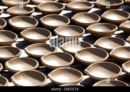 9. Oktober 2022, Pune, Indien, indischer Töpfer, der Diya (Öllampen) oder Erdlampen für das Diwali Festival mit Ton, künstlerisch schöne Tonlampe aus b Stockfoto