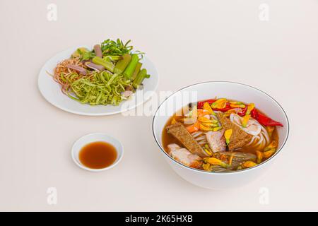 Bun mam, vietnamesische Reisnudelsuppe mit Garnelenfischpaste, vietnamesisches Essen isoliert auf weißem Hintergrund, perspektivische Ansicht Stockfoto