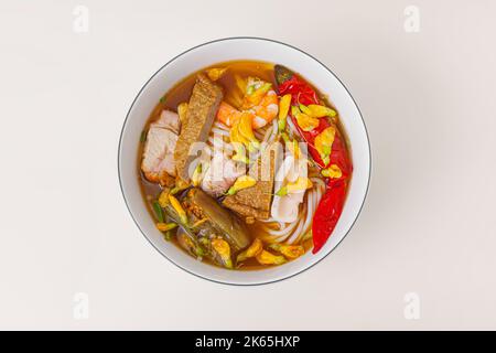 Bun mam, vietnamesische Reisnudelsuppe mit Garnelenfischpaste, vietnamesisches Essen isoliert auf weißem Hintergrund, Draufsicht Stockfoto