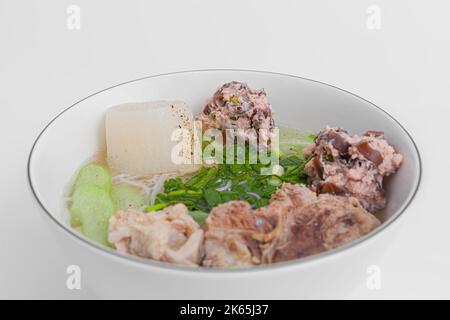 Bun MOC, Reisnudelsuppe mit Schweineball, vietnamesisches Essen isoliert auf weißem Hintergrund, Nahaufnahme Stockfoto