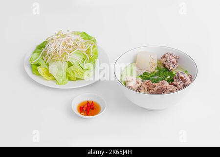 Bun MOC, Reisnudelsuppe mit Schweineball, vietnamesisches Essen isoliert auf weißem Hintergrund, perspektivische Ansicht Stockfoto