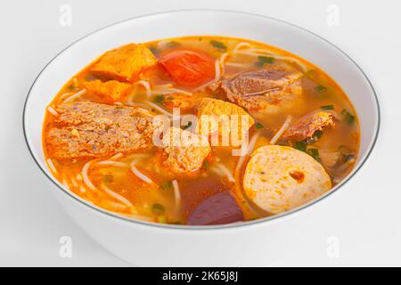 Bun Rieu Cua, Krabbenpaste Vermicelli-Suppe mit gehackten Garnelen, Tofu, Tomaten, Garnelenpaste, vietnamesisches Essen auf weißem Hintergrund isoliert, Nahaufnahme Stockfoto