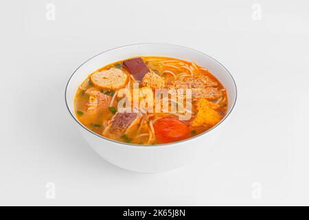 Bun Rieu Cua, Krabbenpaste vermicelli Suppe mit gehackten Garnelen, Tofu, Tomaten, Garnelenpaste, vietnamesische Lebensmittel isoliert auf weißem Hintergrund, Perspektive vie Stockfoto