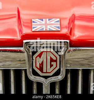 MG-Emblem leicht abblätterndes Chromgitter des ehemaligen britischen Automobilherstellers, mit Union Jack, Lehnin, Deutschland, September 11, 2022. Stockfoto