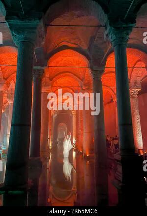 Basilica Zisterne mit rot-orangefarbenen Umgebungslichtern. Wahrzeichen Istanbuls. AKA Yerebatan Sarnici. Lärm und Körnung enthalten. Selektiver Fokus. Istanbul, Tu Stockfoto