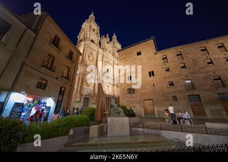 Monumento al Maestro Salinas und die Casa de las Conchas, Salamanca City, Spanien, Europa. Stockfoto