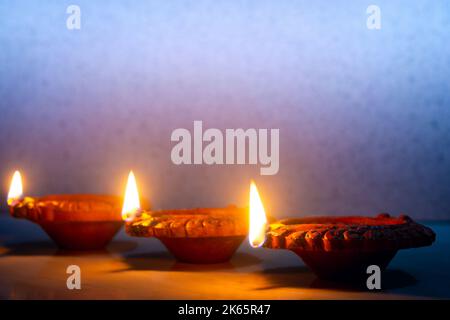 Diya-Lampen aus Ton, die während der diwali-Feier beleuchtet wurden. Indisches Festival diwali Stockfoto