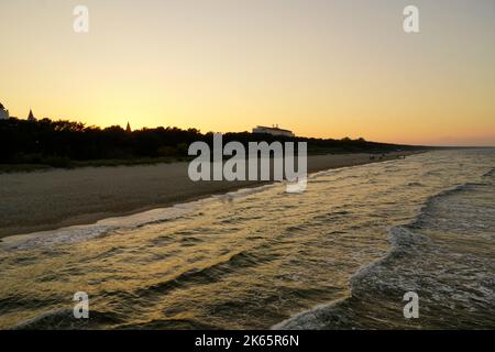 Ostseeküste auf Usedom mit untergehenden Sonnenstrahlen am Abend. Stockfoto