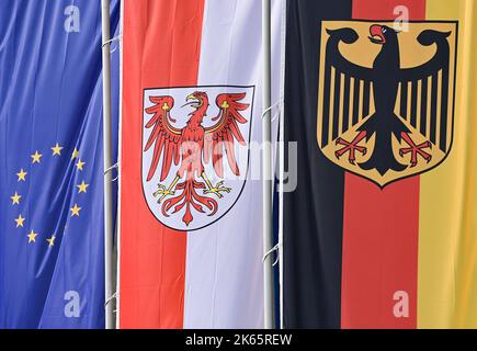 Niederfinow, Deutschland. 04. Oktober 2022. Die Flaggen der EU von Brandenburg und Deutschland. Quelle: Patrick Pleul/dpa/Alamy Live News Stockfoto