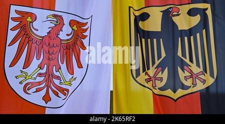 Niederfinow, Deutschland. 04. Oktober 2022. Die beiden Flaggen von Brandenburg und Deutschland. Quelle: Patrick Pleul/dpa/Alamy Live News Stockfoto