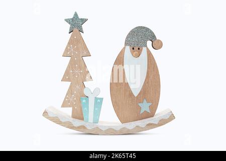 Schaukelter Weihnachtsbaum aus Holz mit glänzendem Stern und Geschenk, Gnom auf weißem, isoliertem Hintergrund. Weihnachten, Neujahr. Dekorelement Stockfoto