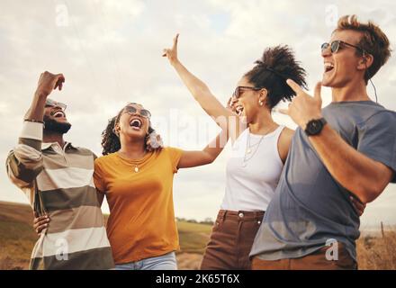 Freunde, Freiheit und Spaß mit einer Mann-Frau-Gruppe lachen oder scherzen während des Sommerurlaubs in der Natur. Glücklich, lustig und lustig mit Freundschaft Stockfoto