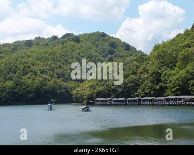 Sakligol, Hidden Lake im Stadtteil Sile der Provinz Istanbul, Türkei. Friedlicher natürlicher Blick auf den See. Beruhigende Naturlandschaft Foto. Stockfoto