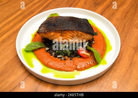 Food Photography - gebackener Lachs mit Spinat und Tomatensauce Stockfoto