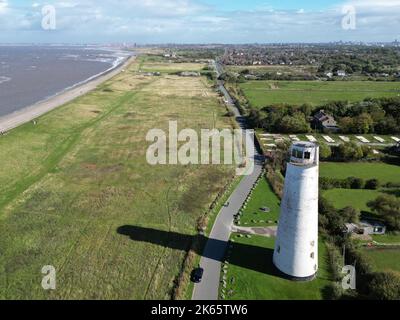 Leaseowe Lighthouse Landschaft zeigt Liverpool Hintergrund - Luftdrohne aufgenommen Stockfoto