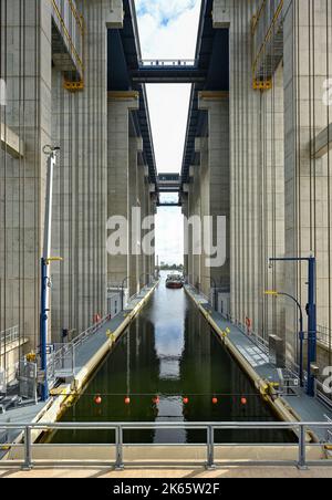 Niederfinow, Deutschland. 04. Oktober 2022. Der neue Schiffshebewerp. Am selben Tag wurde der neue Schiffshebewerkstand feierlich eröffnet. Die Dimensionen des neuen Schiffshebezugs sind enorm. Der Trog, in dem die Schiffe die rund 36 Meter im Aufzug hinauf- oder hinabfahren können, wiegt 9800 Tonnen. Die Wasser- und Schifffahrtsverwaltung des Bundes hat rund 520 Millionen Euro in den neuen Aufzug investiert. Die alte Schiffshebewere stammt aus dem Jahr 1934 und ist noch in Betrieb. Quelle: Patrick Pleul/dpa/Alamy Live News Stockfoto