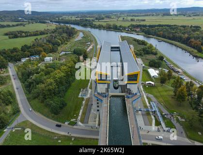 Niederfinow, Deutschland. 04. Oktober 2022. Der neue Schiffshebewerk (Luftaufnahme mit einer Drohne). Am selben Tag wurde der neue Schiffshebewerkstand feierlich eröffnet. Die Dimensionen des neuen Schiffshebezugs sind enorm. Der Trog, in dem die Schiffe die rund 36 Meter im Aufzug hinauf- oder hinabfahren können, wiegt 9800 Tonnen. Die Wasser- und Schifffahrtsverwaltung des Bundes hat rund 520 Millionen Euro in den neuen Aufzug investiert. Die alte Schiffshebewere stammt aus dem Jahr 1934 und ist noch in Betrieb. Quelle: Patrick Pleul/dpa/Alamy Live News Stockfoto