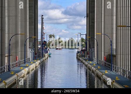 Niederfinow, Deutschland. 04. Oktober 2022. Der neue Schiffshebewerp. Am selben Tag wurde der neue Schiffshebewerkstand feierlich eröffnet. Die Dimensionen des neuen Schiffshebezugs sind enorm. Der Trog, in dem die Schiffe die rund 36 Meter im Aufzug hinauf- oder hinabfahren können, wiegt 9800 Tonnen. Die Wasser- und Schifffahrtsverwaltung des Bundes hat rund 520 Millionen Euro in den neuen Aufzug investiert. Die alte Schiffshebewere stammt aus dem Jahr 1934 und ist noch in Betrieb. Quelle: Patrick Pleul/dpa/Alamy Live News Stockfoto