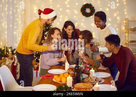 Fröhliche, vielfältige Freunde freuen sich über das neue Jahr Stockfoto