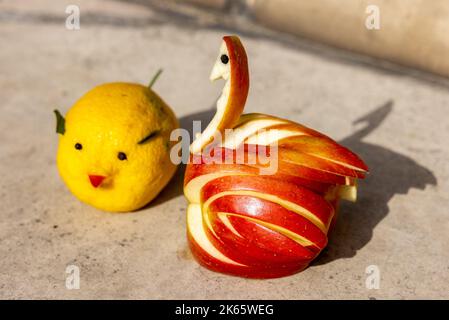 Tierförmige Dekorationen aus Früchten Stockfoto