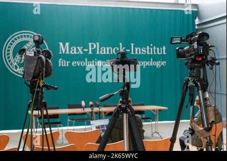 Leipzig, Deutschland. 11. Oktober 2022. Kameras auf einer Pressekonferenz des Max-Planck-Instituts für evolutionäre Anthropologie Leipzig. Quelle: Heiko Rebsch/dpa/Alamy Live News Stockfoto