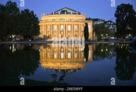 Stuttgart, Deutschland. 21. September 2022. Das beleuchtete Stuttgarter Opernhaus spiegelt sich im Eckensee wider. Quelle: Bernd Weißbrod/dpa/Alamy Live News Stockfoto