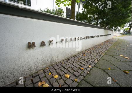 Leipzig, Deutschland. 11. Oktober 2022. Ein Schild am Eingang des Max-Planck-Instituts für evolutionäre Anthropologie am Deutschen Platz Nr. 6 in Leipzig. Quelle: Heiko Rebsch/dpa/Alamy Live News Stockfoto