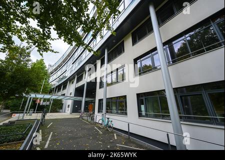 Leipzig, Deutschland. 11. Oktober 2022. Das Max-Planck-Institut für evolutionäre Anthropologie in Leipzig am Deutschen Platz. Quelle: Heiko Rebsch/dpa/Alamy Live News Stockfoto