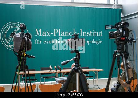 Leipzig, Deutschland. 11. Oktober 2022. Schriftzug des Max-Planck-Instituts für evolutionäre Anthropologie Leipzig auf einer Rückwand bei einer Pressekonferenz. Quelle: Heiko Rebsch/dpa/Alamy Live News Stockfoto