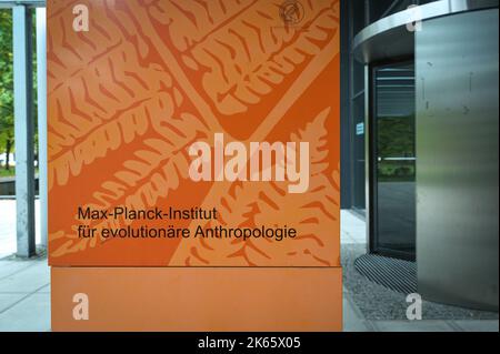 Leipzig, Deutschland. 11. Oktober 2022. Eine Stele am Eingang des Max-Planck-Instituts für evolutionäre Anthropologie in Leipzig. Quelle: Heiko Rebsch/dpa/Alamy Live News Stockfoto