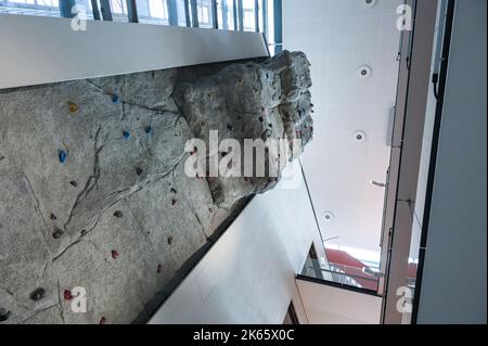 Leipzig, Deutschland. 11. Oktober 2022. Eine Indoor-Kletterwand für die Mitarbeiter des Max-Planck-Instituts für evolutionäre Anthropologie Leipzig in der Eingangshalle. Quelle: Heiko Rebsch/dpa/Alamy Live News Stockfoto