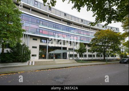 Leipzig, Deutschland. 11. Oktober 2022. Das Max-Planck-Institut für evolutionäre Anthropologie in Leipzig am Deutschen Platz. Quelle: Heiko Rebsch/dpa/Alamy Live News Stockfoto