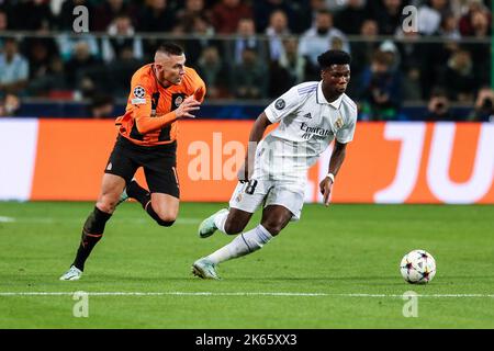 Warschau, Polen. 11. Oktober 2022. Oleksandr Zubkov, Aurelien Tchouameni während des UEFA Champions League-Spiels zwischen Shakhtar Donetsk und Real Madrid am 12. Oktober 2022 in Warschau, Polen. (Foto by PressFocus/Sipa USA)France OUT, Poland OUT Credit: SIPA USA/Alamy Live News Stockfoto