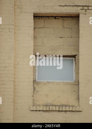 Ein vertikaler Schuss eines verlassenen Gebäudes Stockfoto