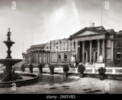 Eine Ansicht der Walker Art Gallery in der William Brown Street im Stadtzentrum von Liverpool aus dem späten 19.. Jahrhundert. Die von den lokalen Architekten Cornelius Sherlock und H. H. Vale entworfene Walker Art Gallery wurde am 6. September 1877 von Edward Henry Stanley, 15. Earl of Derby, eröffnet und nach dem Gründungsstifter Sir Andrew Barclay Walker (1824–1893) benannt, einem ehemaligen Bürgermeister von Liverpool und wohlhabenden Brauer. Stockfoto