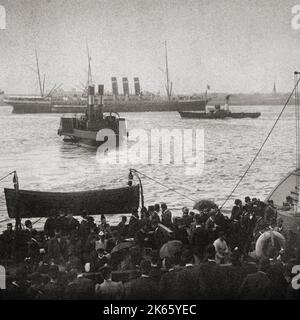 Eine Ansicht aus dem späten 19.. Jahrhundert über die Schifffahrt auf dem Fluss Mersey und zwei Paddelfähren von der Landing Stage, Liverpool, England Stockfoto