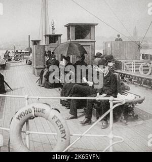 Ein Blick aus dem späten 19.. Jahrhundert auf Passagiere der Woodside Ferry, die den Fluss Mersey nach Liverpool, England, überquerten. Stockfoto