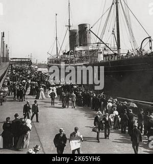 Ein Blick auf Passagiere, Freunde und Familie aus dem frühen 20.. Jahrhundert von einem Transatlantikdampfer auf der Landing Stage wurde 1847 gegenüber dem George's Pier Head an der Liverpool Waterfront, England, eröffnet. Stockfoto