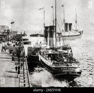 Eine Ansicht der Passagiere, Freunde und Familie aus dem frühen 20.. Jahrhundert an der Isle of man-Fähre an der Landing Stage wurde 1847 gegenüber dem George's Pier Head an der Liverpool Waterfront, England, eröffnet. Die SS King Orry, ein von der Isle of man Steam Packet Company betriebener Eisentaddampfer, war das zweite Schiff in der Firmengeschichte, das den Namen trägt. Stockfoto