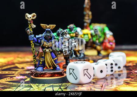 Figuren von Brettspielen, Würfeln und Brett, die zwischen mehreren Spielern gespielt werden. Stockfoto