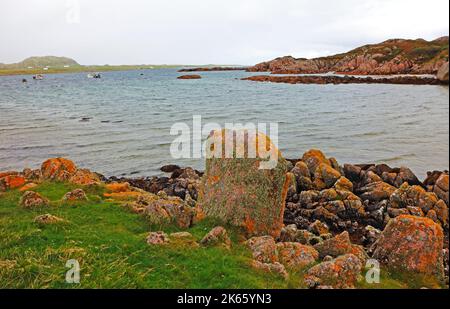 Ein Blick über den Sound of Iona auf die Insel Iona in den Inneren Hebriden von der Küste von Mull in Fionnphort, Isle of Mull, Schottland. Stockfoto