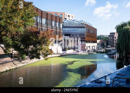 London, England, Großbritannien - Hawley Wharf Mixed Use Development durch AHMM über den Regents Canal in Camden Stockfoto