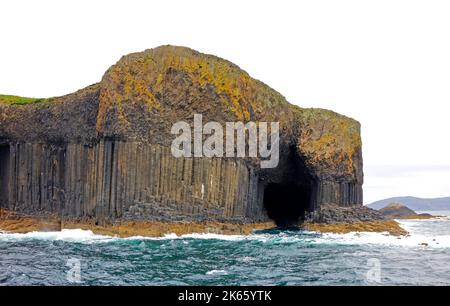 Ein Blick auf die Isle of Staffa mit Fingal's Cave und geologischen Merkmalen, darunter Basaltsäulen in den Inner Hebrides, Schottland. Stockfoto