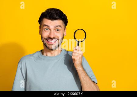 Foto von überglücklich zufrieden Mann tragen trendige graue Kleidung freuen Forschung leeren Raum auf gelbem Hintergrund isoliert Stockfoto