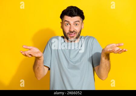 Portrait Foto von jungen nervös aufgeregt Bärte Brunet Kerl nicht wissen, Achselzucken Schultern Handflächen keine Ahnung, wie funktioniert Mechanismus isoliert auf gelbe Farbe Stockfoto