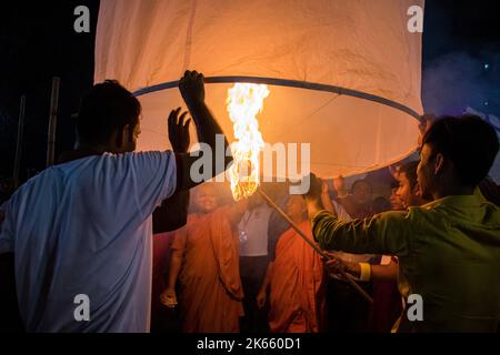 Bangladesch. 11. Oktober 2022. Offene Fotografie von Laternen, die während des Probarona Purnima Festivals im Mukda Buddhist Temple, Dhaka, veröffentlicht wurden. (Bild: © MD. Noor Hossain/Pacific Press via ZUMA Press Wire) Bild: ZUMA Press, Inc./Alamy Live News Stockfoto