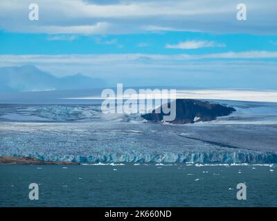 Panoramablick auf den 14.. Juli-Gletscher oder den Fjortende Julibreen. Ist ein schöner Gletscher, der im Nordwesten Spitzbergens gefunden wurde. Stockfoto