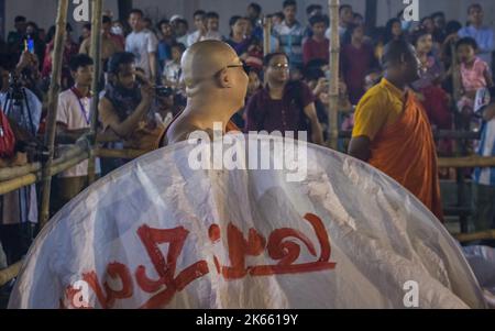 Bangladesch. 11. Oktober 2022. Offene Fotografie von Laternen, die während des Probarona Purnima Festivals im Mukda Buddhist Temple, Dhaka, veröffentlicht wurden. (Bild: © MD. Noor Hossain/Pacific Press via ZUMA Press Wire) Bild: ZUMA Press, Inc./Alamy Live News Stockfoto